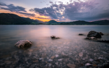 Düstere Seestimmung mit Abendrot