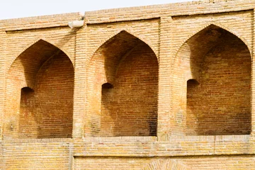 Photo sur Plexiglas Pont Khadjou Allahverdi Khan Bridge (Si-o-seh pol), ancient bridge in Isfahan or Esfahan, Iran, Middle East, Asia. River bed is dry because of the dam. The bridge has 23 arches, is 133 meters long, 12 meters wide.