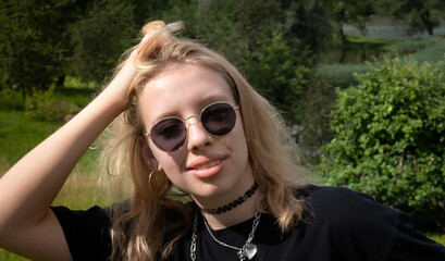 Teenagergirl mit runder Sonnenbrille