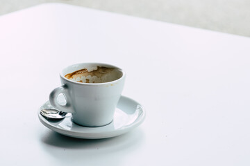 Tasse de café expresso sur la table d'un bistro