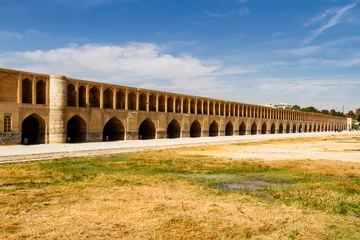 Photo sur Plexiglas Pont Khadjou Allahverdi Khan Bridge (Si-o-seh pol), ancient bridge in Isfahan or Esfahan, Iran, Middle East, Asia. River bed is dry because of the dam. The bridge has 23 arches, is 133 meters long, 12 meters wide.