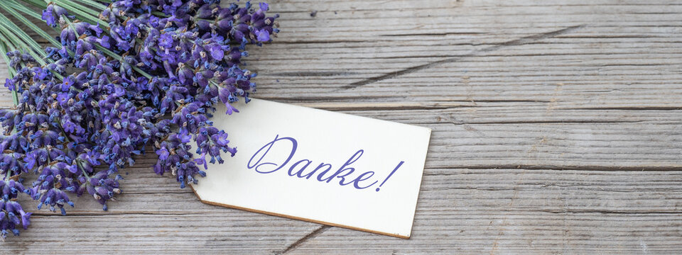 Draufsicht von B&uuml;ndel / Blumenstrau&szlig; mit Lavendel und Holzanh&auml;nger mit dem Wort : "DANKE!", auf rustikaler alter Holz Tisch Textur Hintergrund
