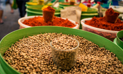 Baldes com temperos em banca de feira