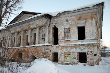 Obraz premium Desolated classical architecture building, ancient Vologda, Russia