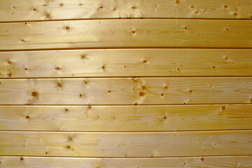 Braune Holzlatten mit waagrechten Balken