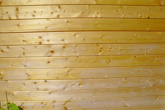 Holzlatten mit Querbalken in hellbrauner Farbe und Holzoptik