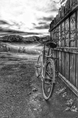 Altes Fahrrad vor malerischer Kulisse