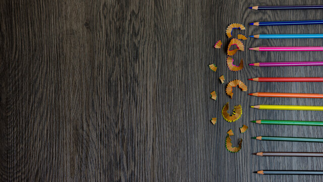 viruta y lapices de colores, materiales para colorear y dibujar 