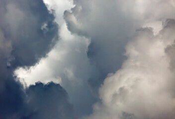 Fototapeta na wymiar Turbulent Sky with Threatening Clouds