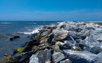 rompeolas con rocas de colores en el mar