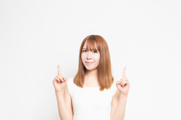 人差し指でポイントを示す若い女性