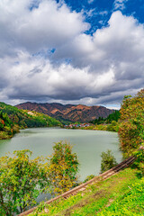 Fototapeta premium 【福島県 大志部落】紅葉見頃の山と古風な集落