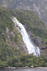 世界遺産ミルフォード・サウンドの「ボーウェン滝」(ニュージーランド)
