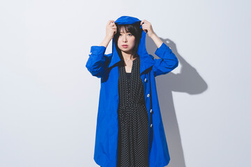 レインコートを着た女性