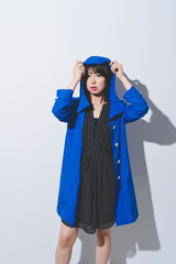 レインコートを着た女性