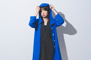 レインコートを着た女性