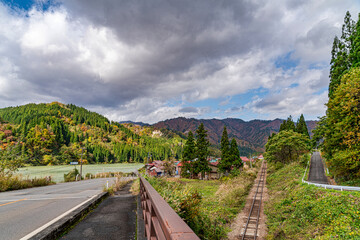 【福島県 大志部落】紅葉見頃の山と古風な集落