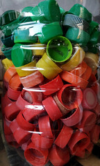 Tapas de plástico de colores para reciclar