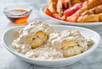 biscuits and gravy with sausage on plate - obrazy, fototapety, plakaty