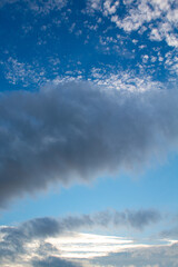 Fundo do céu com vários tons de azul e  nuvens brancas  
