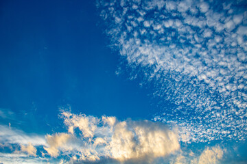 Fundo de Nuvens brancas  e amarelas no céu azul 
