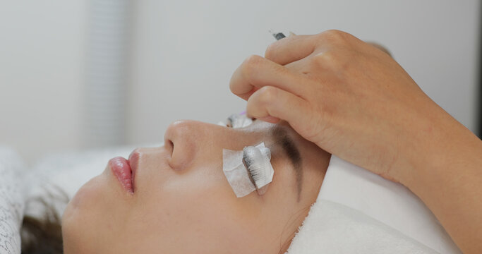 Woman perm her eyelash at beauty salon