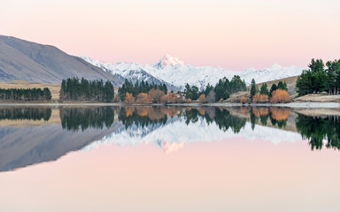 Obraz premium New Zealand Landscape with lake and mountains at sunrise