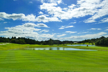 青空いっぱいのゴルフコース、ボールが一直線に飛んで行く爽快なゴルフ