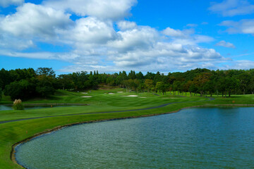 青空いっぱいのゴルフコース、ボールが一直線に飛んで行く爽快なゴルフ