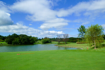 青空いっぱいのゴルフコース、ボールが一直線に飛んで行く爽快なゴルフ