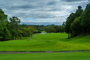 Fototapeta na wymiar 青空いっぱいのゴルフコース、ボールが一直線に飛んで行く爽快なゴルフ
