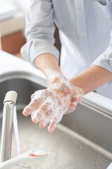 手洗いをするシニアの手元