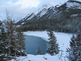 lake minnewanka