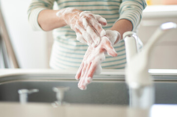 手洗いをするシニアの手元