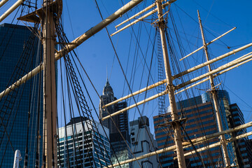 Obraz premium The Skyline of Lower Manhattan Through Ships Mast, New York, New York, USA