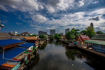 Obraz premium Background of a large Buddha statue in Bangkok(Wat Pak Nam Phasi Charoen),over 69 meters in height, stands majestically in the capital,a historical and cultural attraction that tourists come to see