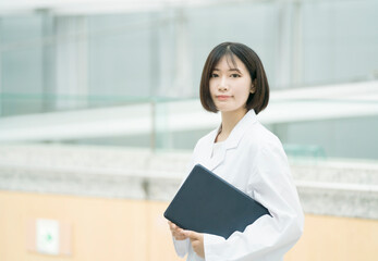 白衣の女性　医療従事者汎用　ノートPC