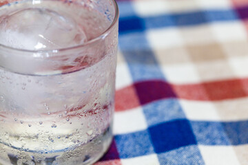 グラスに入ったソーダと氷