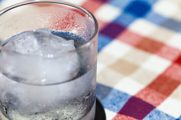 グラスに入ったソーダと氷