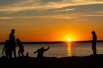 Fototapeta premium silhouette of family on the beach