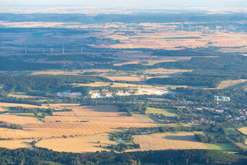 Deutschland, Thüringen, Ellrich, Tagebau, Gipsabbau, Windräder.