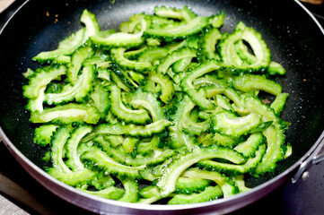 ゴーヤーを炒める