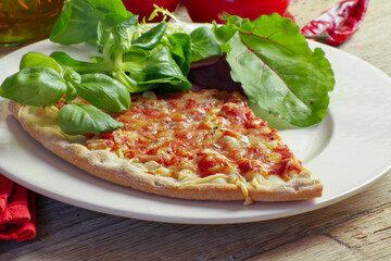 pizza margarita sur une table en bois