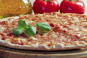 pizza margarita sur une table en bois