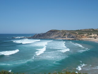 the beach of odeixe in Portugal is a surfers paradise
Der Strand von odeixe Portugal ist ein Surfparadies