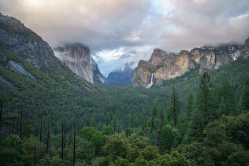 sunset at tunnel view in yosemite nationalpark, california, usa