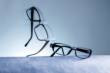 Schwarze Kunststoffbrille mit Bewegungsunschärfe