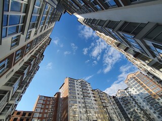 Naklejka premium Blue sky at the triangle of the buildings