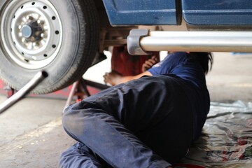 Obraz na płótnie Canvas mechanic changing a wheel of car