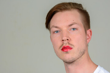 Obraz premium Portret młodego mężczyzny z brodą zarost na sobie makijaż
